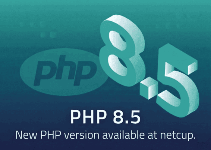 PHP 8.5 Grafik: große 3D-Schrift „PHP 8.5“ vor blau-grünem Hintergrund mit Hinweis „Neue PHP-Version bei netcup verfügbar“.