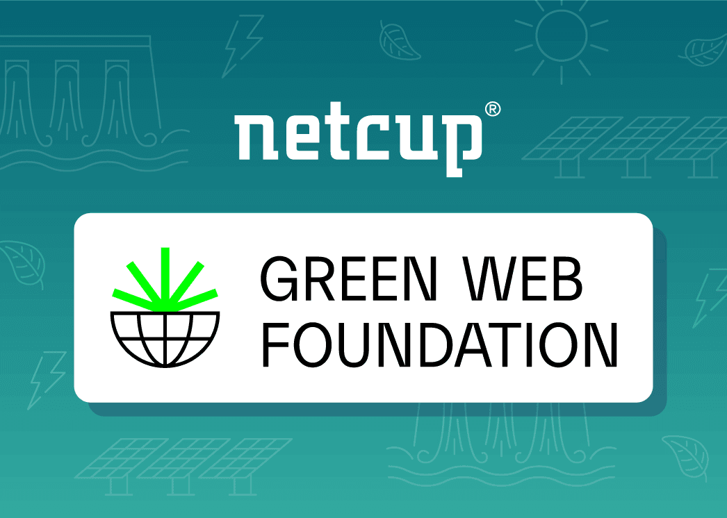 Logo für die Green Web Foundation von Netcup mit einem Globus, über dem grüne Linien zu sehen sind, vor einem blaugrünen Hintergrund mit Umwelt-Symbolen wie Sonnenkollektoren und Blättern.